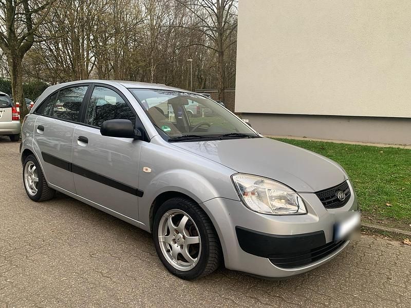 Gebraucht Kia Rio 97 PS (71 kW) 2009 Silber Kleinwagen