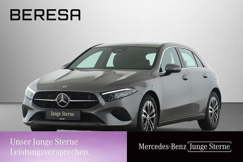 Grau Gebraucht 2024 Mercedes A180 Progressive Limousine | 27.390 € (Guter Preis) - Bild 1/3