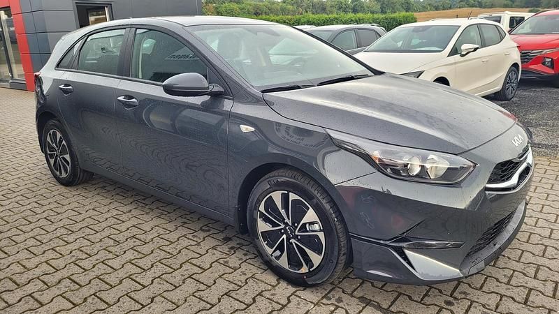Gebraucht Kia Ceed 140 PS (102 kW) 2025 Penta grau h8g Kleinwagen