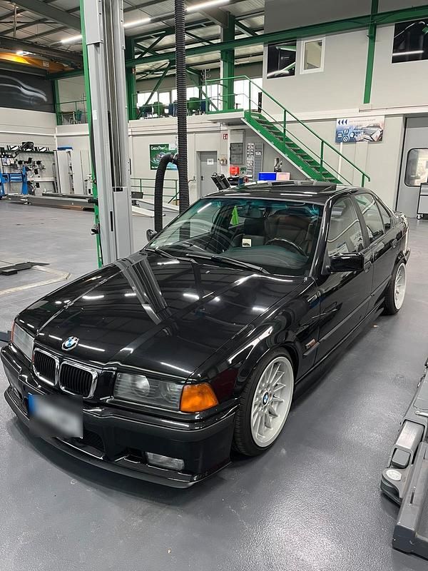 Schwarz Gebraucht 1996 BMW 323 Limousine | 6.500 € (Fairer Preis) - Bild 1/4