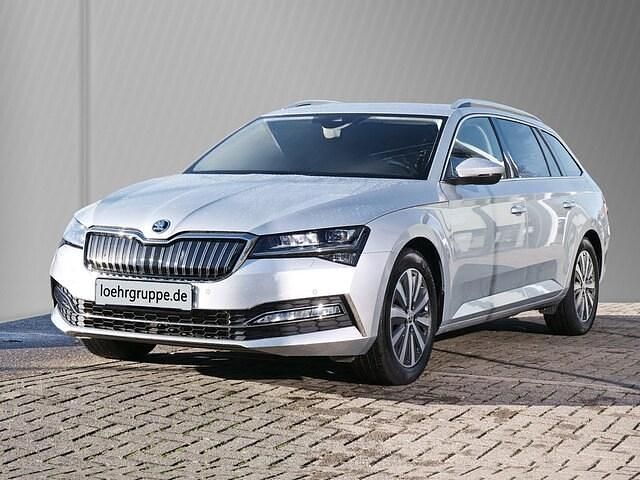 Brillantsilber metallic Gebraucht 2023 Skoda Superb Kombi | 26.790 € (Superpreis) - Bild 1/4