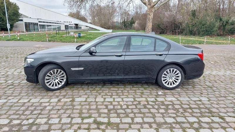 Gebraucht BMW 740 326 PS (239 kW) 2009 Grau Limousine