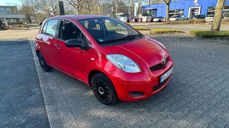 Rot Gebraucht 2009 Toyota Yaris Cool Limousine | 2.800 € (Fairer Preis) - Bild 1/4