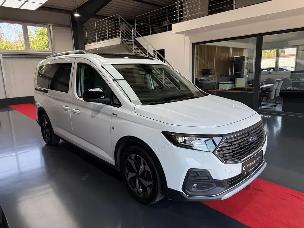 Gebraucht Ford Tourneo Active 122 PS (89 kW) 2022 Weiß Van / Kleinbus