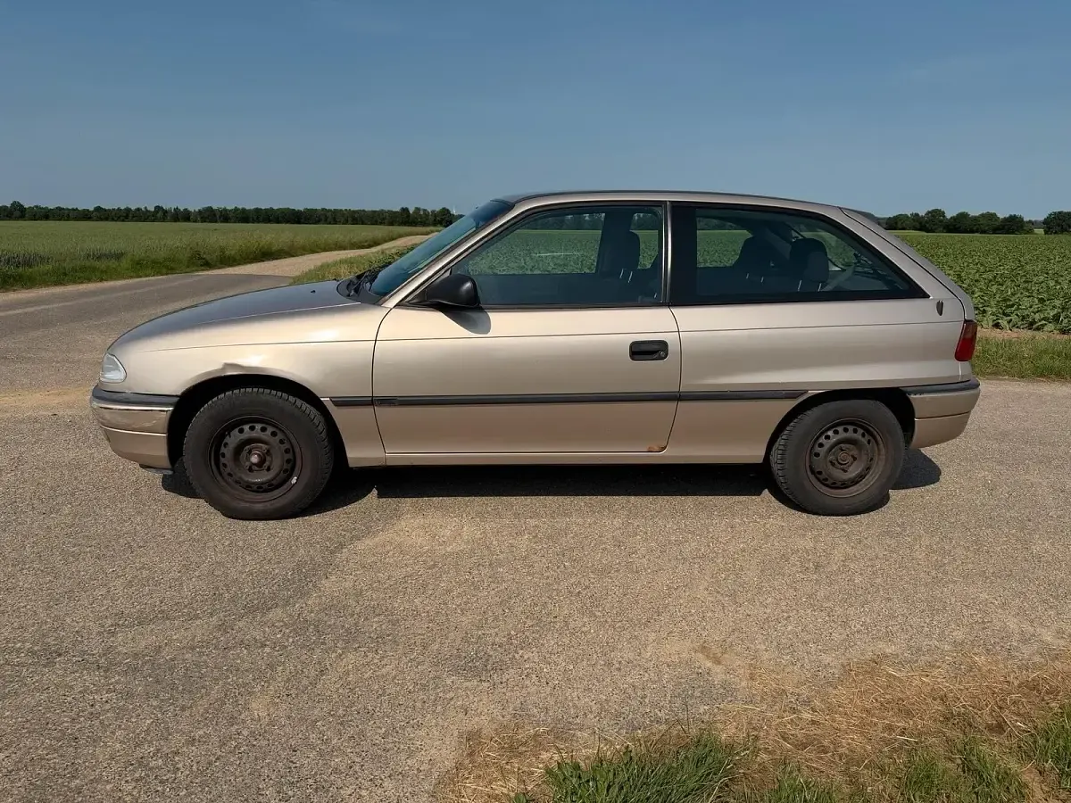 Gebraucht Opel Astra 75 PS (55 kW) 1997 Gold Coupé