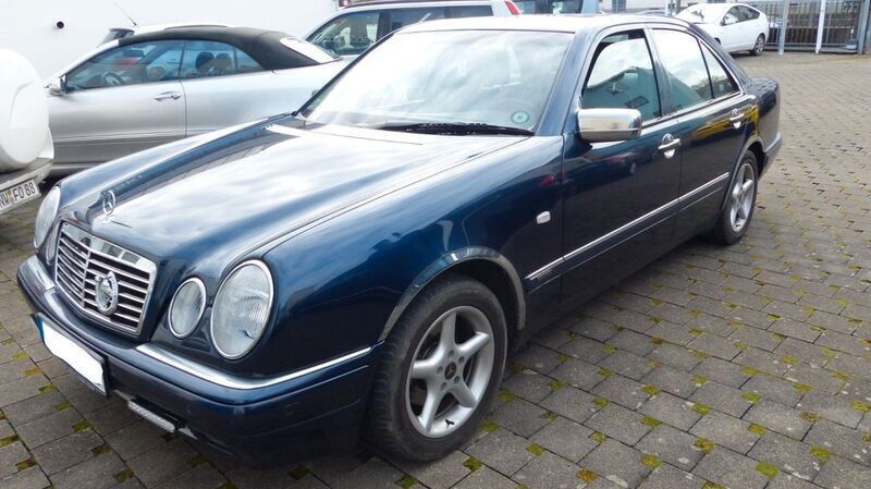 Blau Gebraucht 1998 Mercedes E220 Limousine | 9.990 € - Bild 1/4