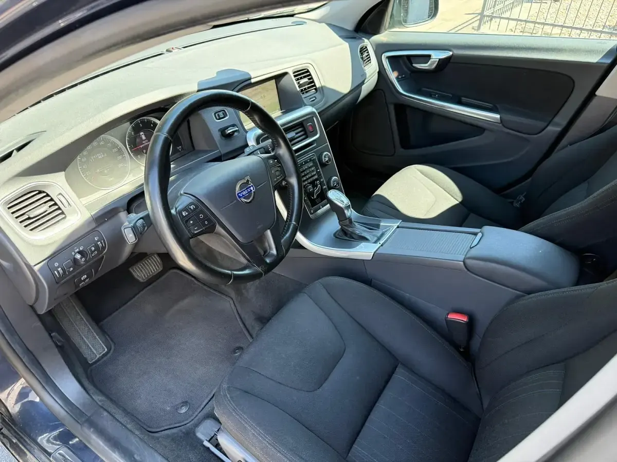 Gebraucht Volvo V60 163 PS (119 kW) 2012 Blau Kombi