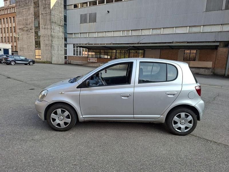 Gebraucht Toyota Yaris 86 PS (63 kW) 2002 Silber Limousine