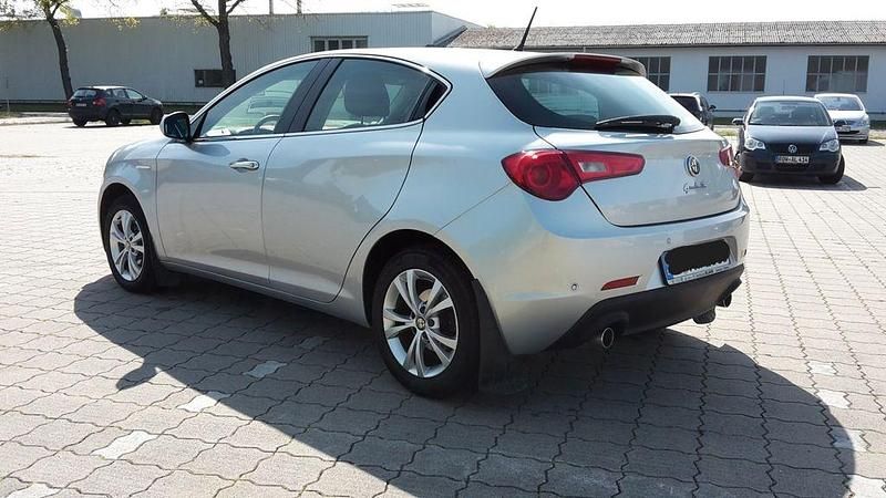 Gebraucht Alfa Romeo Giulietta Turismo 140 PS (102 kW) 2012 Silber Limousine