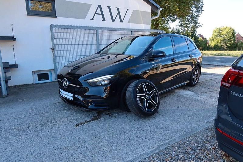 Schwarz Gebraucht 2020 Mercedes B180 AMG Van / Kleinbus | 18.100 € (Guter Preis) - Bild 1/4