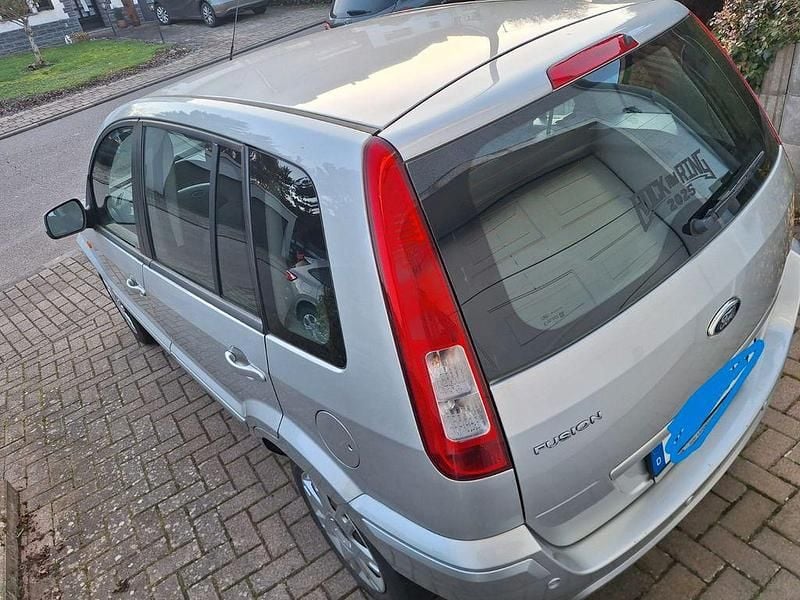 Gebraucht Ford Fusion Style 80 PS (58 kW) 2010 Silber Kleinwagen