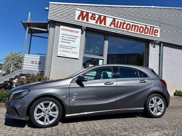 Grau Gebraucht 2017 Mercedes A180 Urban Limousine | 13.900 € (Fairer Preis) - Bild 1/4