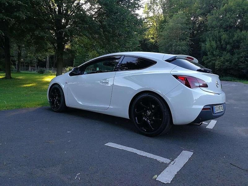 Weiß Gebraucht 2012 Opel Astra GTC Edition Limousine | 9.400 € - Bild 1/4