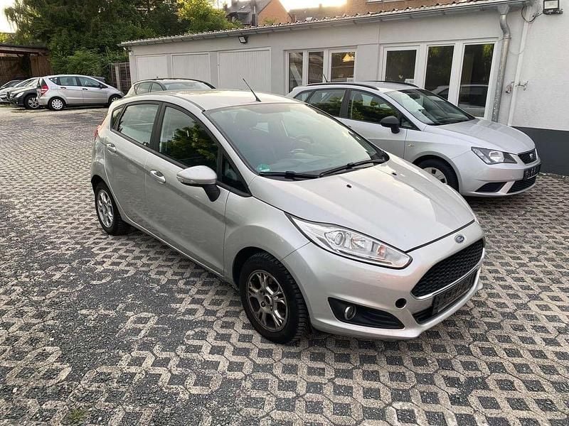 Silber Gebraucht 2016 Ford Fiesta Celebration Kleinwagen | 3.600 € (Guter Preis) - Bild 1/4