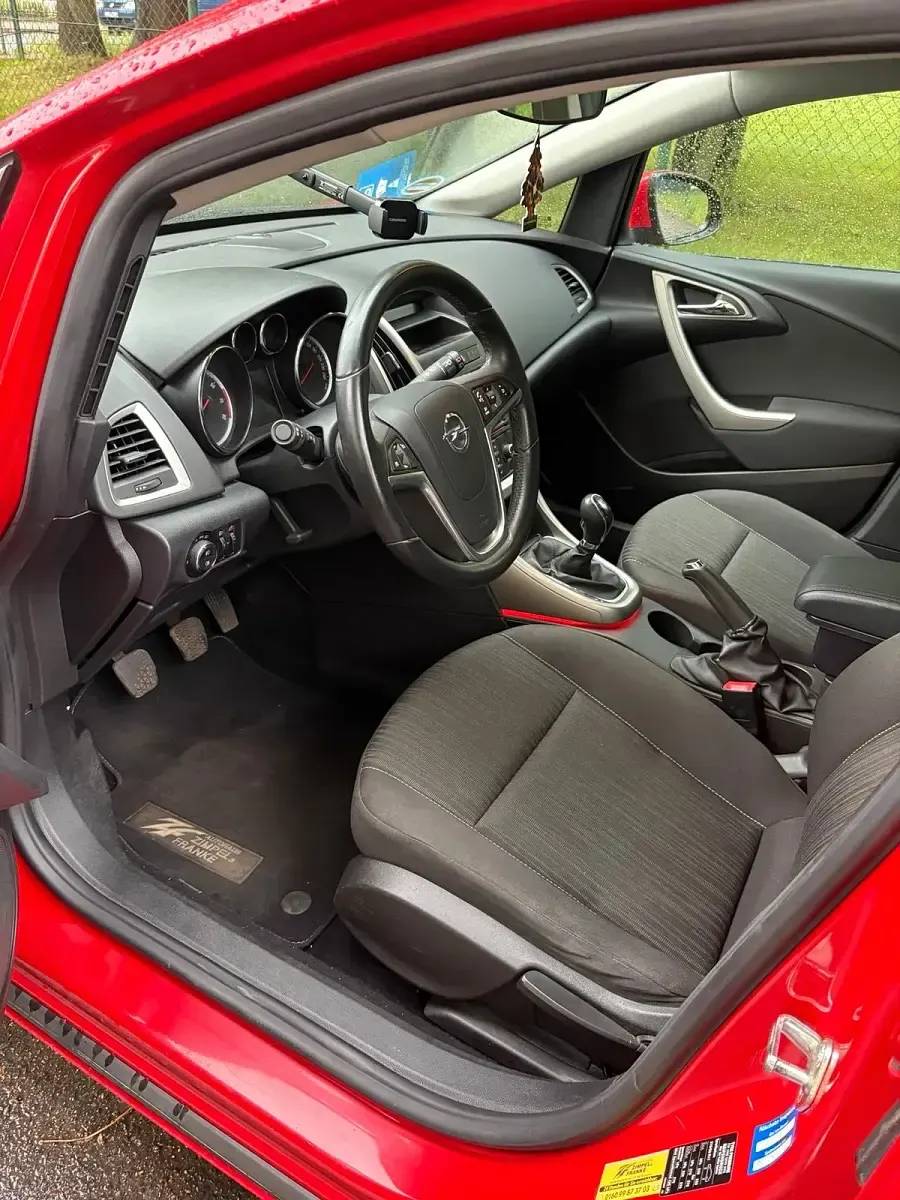 Usado Opel Astra 120 HP (88 kW) 2011 Vermelho Sedan