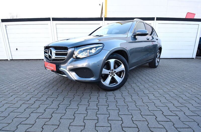 Selenitgrau Gebraucht 2019 Mercedes GLC250 AMG SUV | 29.990 € (Fairer Preis) - Bild 1/4