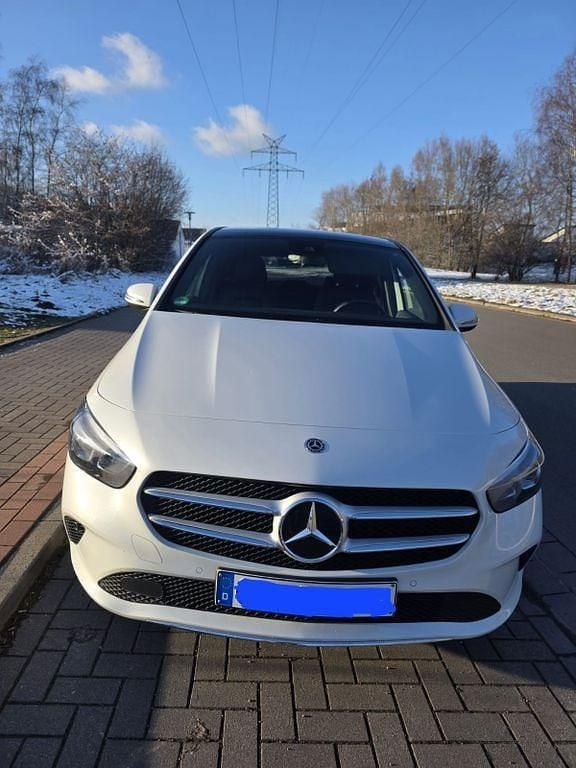 Gebraucht Mercedes B220 190 PS (139 kW) 2019 Weiß Van / Kleinbus