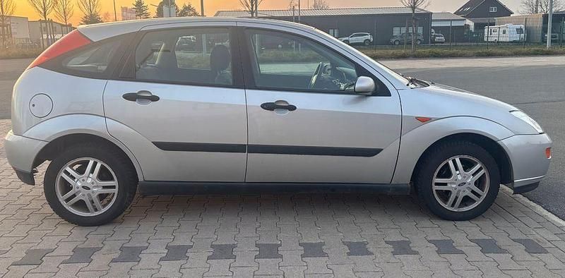 Gebraucht Ford Focus Ambiente 75 PS (55 kW) 2001 Silber Limousine