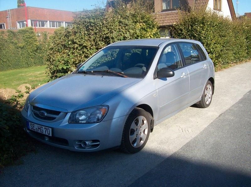 Silber Gebraucht 2006 Kia Cerato 2 Limousine | 999 € (Superpreis) - Bild 1/4