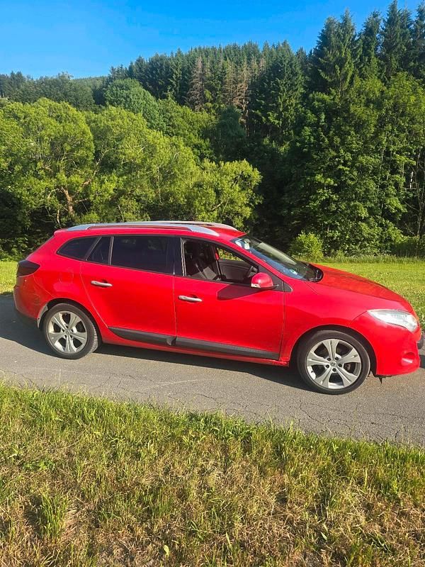 Rot Gebraucht 2010 Renault Mégane GrandTour Kombi | 2.400 € (Guter Preis) - Bild 1/4