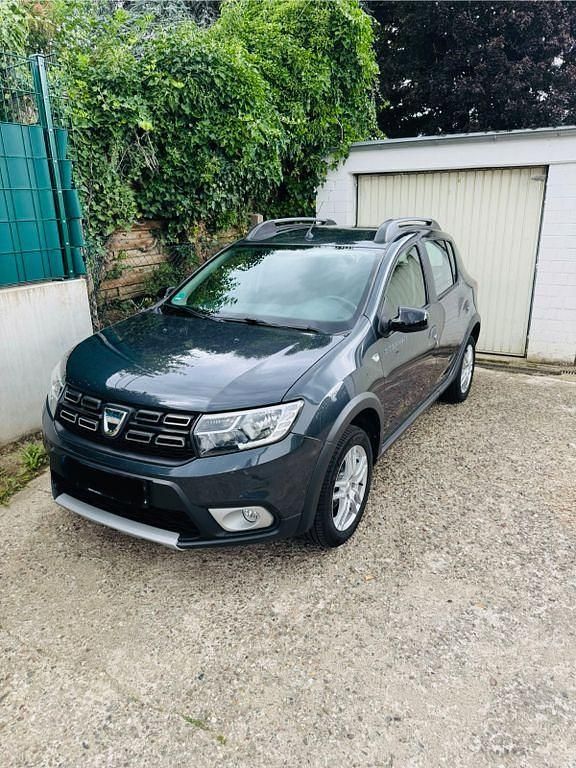 Grau Gebraucht 2020 Dacia Sandero Celebration Limousine | 10.999 € - Bild 1/4