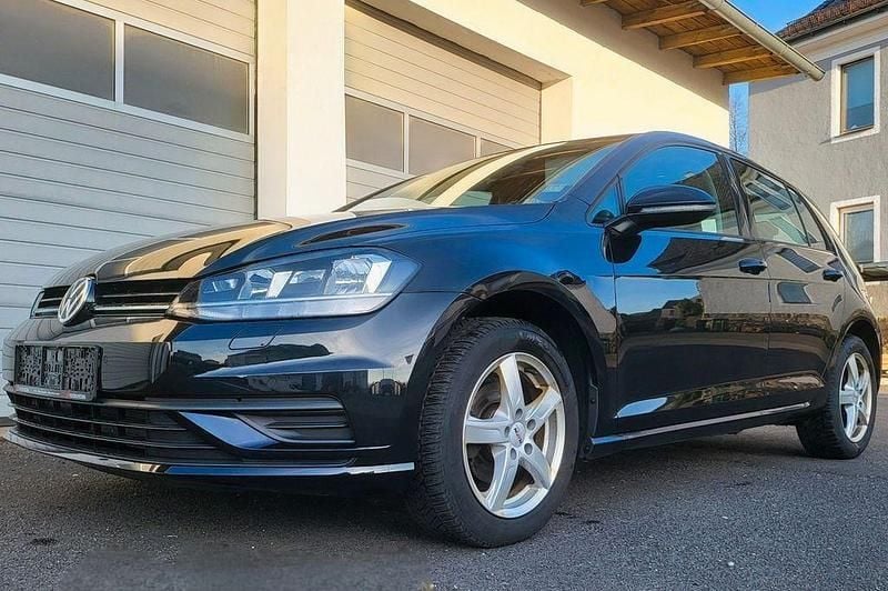 Schwarz Gebraucht 2017 VW Golf VII Trendline Limousine | 10.900 € (Superpreis) - Bild 1/4