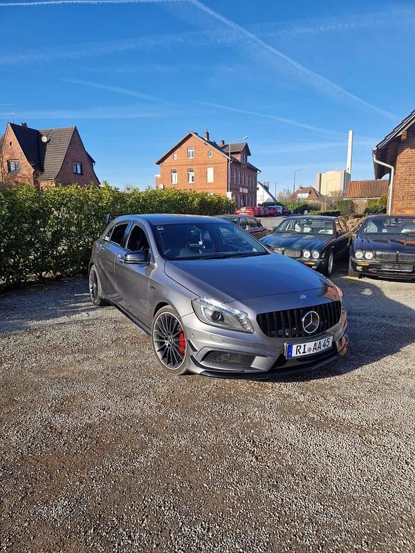 Grau Gebraucht 2015 Mercedes A45 AMG AMG Kleinwagen | 16.999 € - Bild 1/4