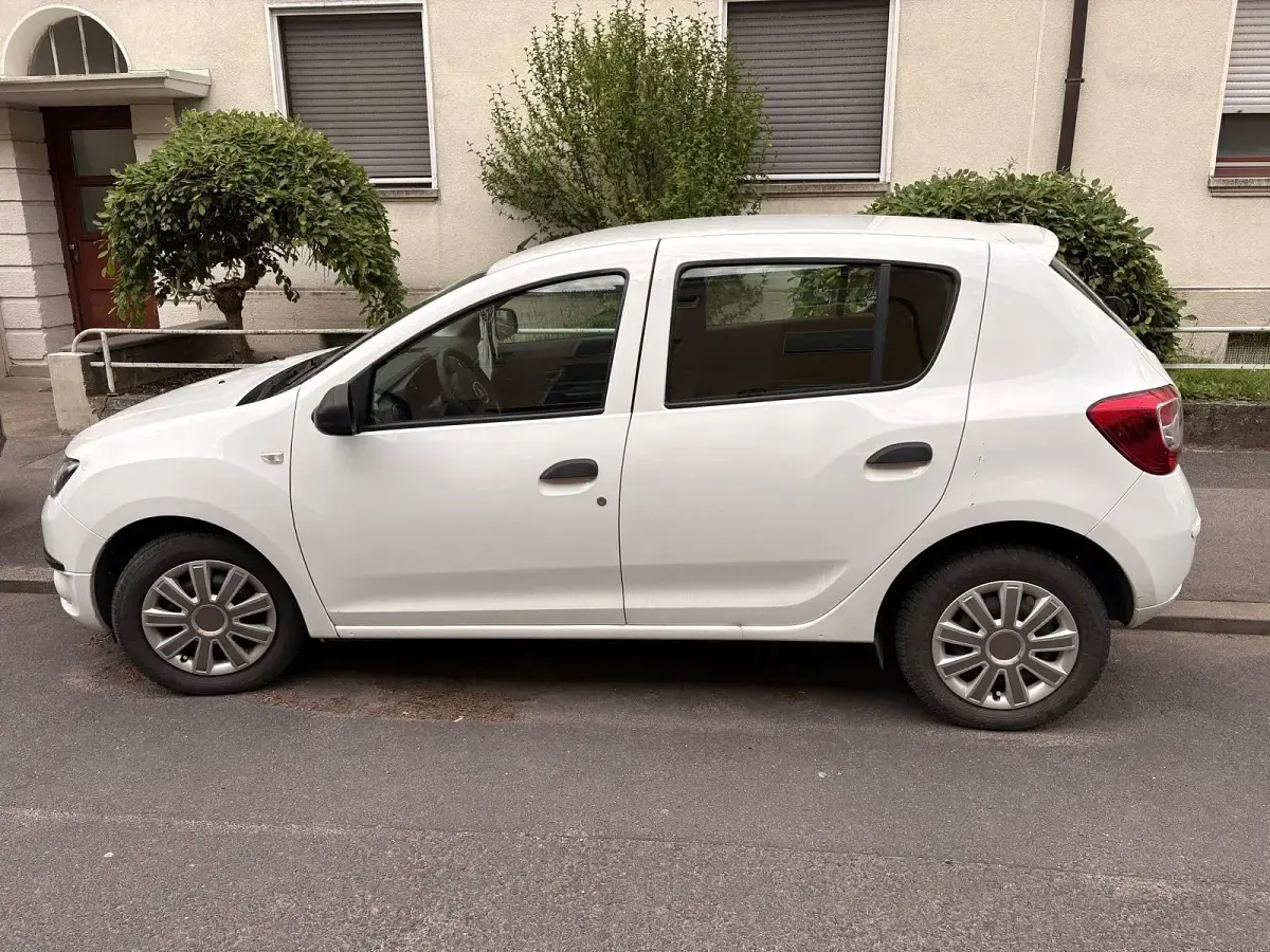 Gebraucht Dacia Sandero 75 PS (55 kW) 2015 Weiß Limousine