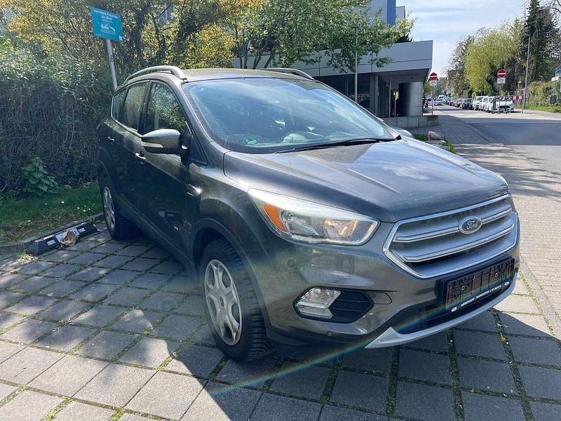 Gebraucht Ford Kuga Titanium 182 PS (133 kW) 2017 Grau SUV