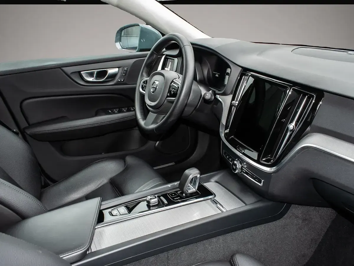 Gebraucht Volvo V60 CC Plus 197 PS (144 kW) 2023 Manufacturer Kombi
