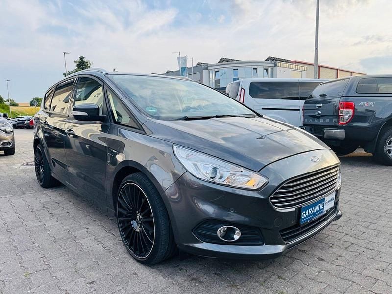 Grau Gebraucht 2019 Ford S-MAX S Van / Kleinbus | 16.970 € (Fairer Preis) - Bild 1/4