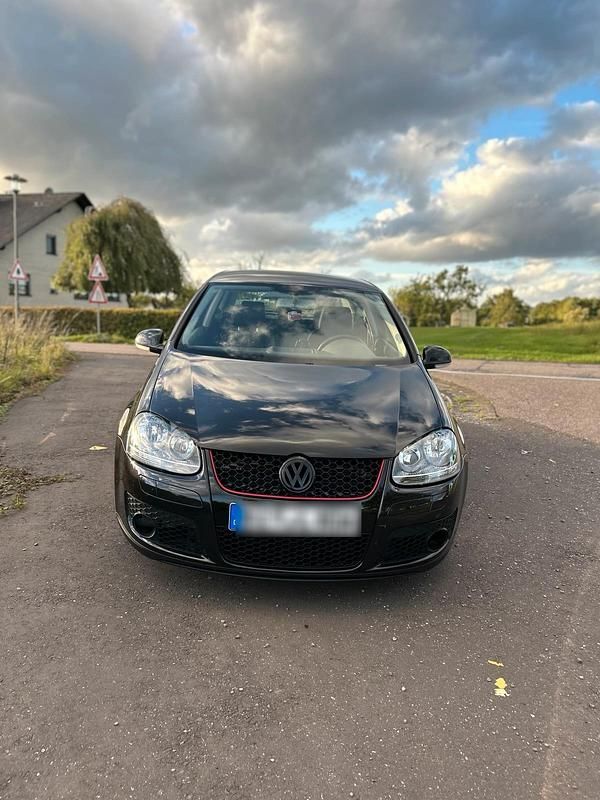 Schwarz Gebraucht 2004 VW Golf V Kleinwagen | 1.900 € (Etwas zu teuer) - Bild 1/4