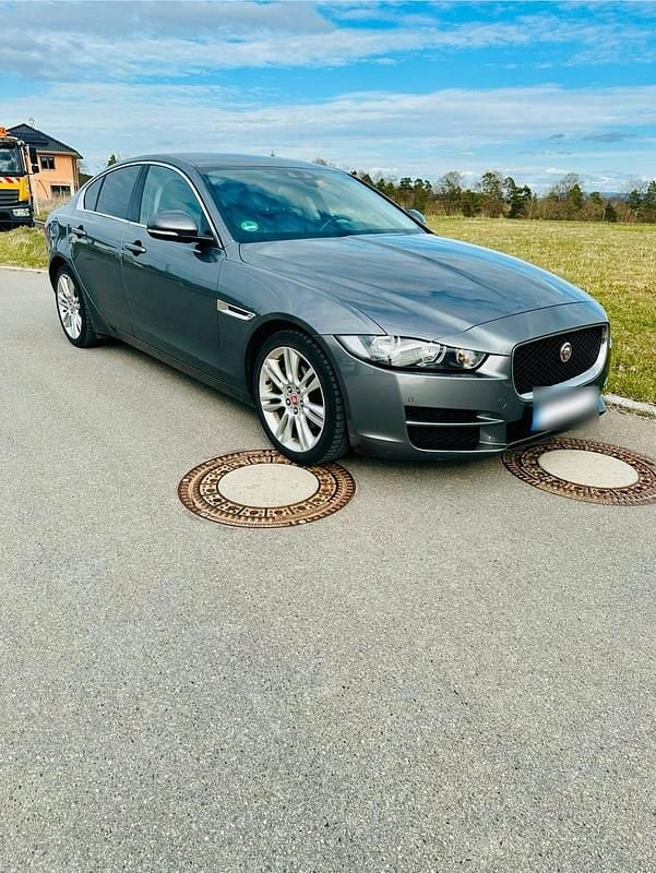 Gebraucht Jaguar XE 180 PS (132 kW) 2017 Grau Limousine