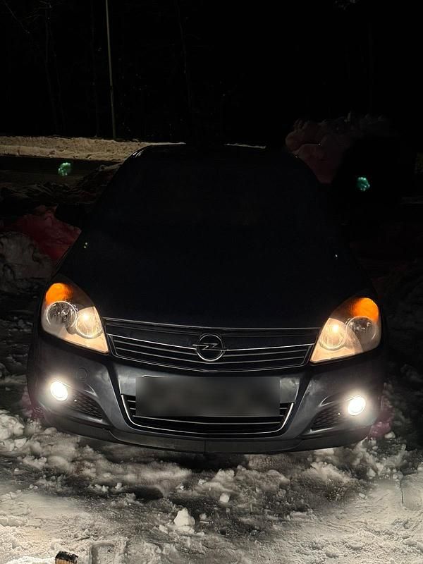 Grau Gebraucht 2009 Opel Astra Limousine | 2.000 € (Fairer Preis) - Bild 1/4