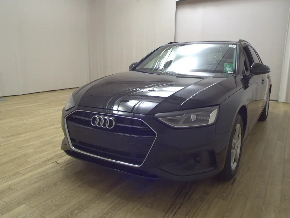 Gebraucht Audi A4 Basis 163 PS (119 kW) 2023 Mythosschwarz metallic Kombi