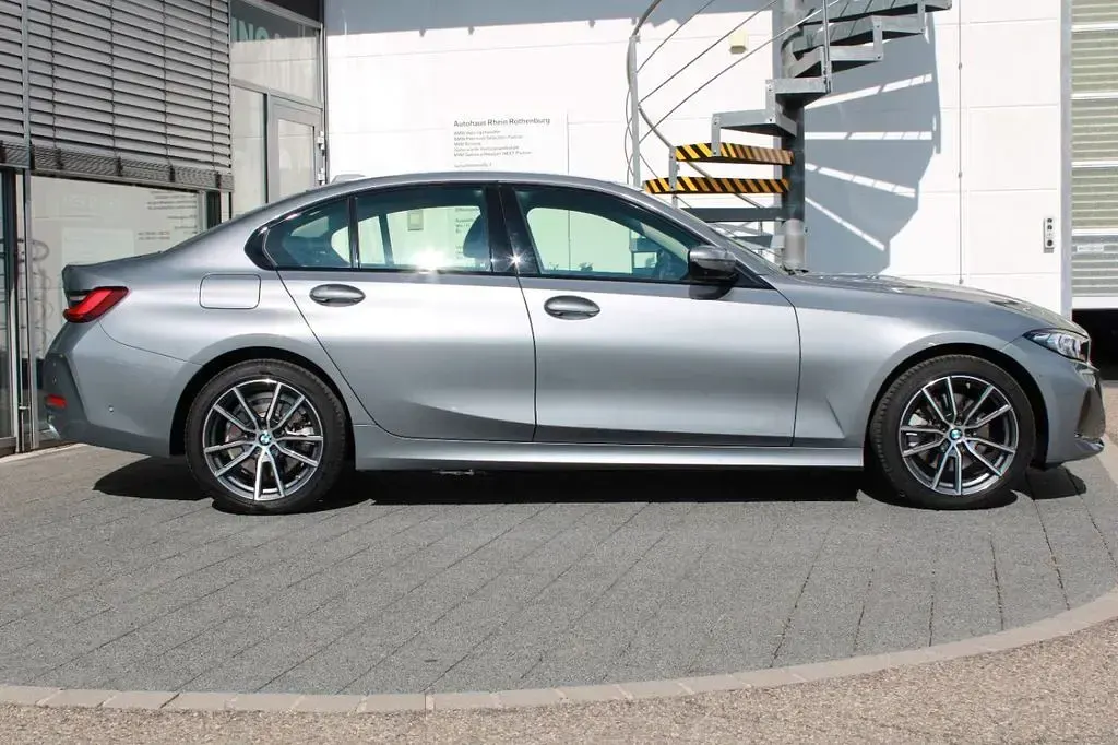 Gebraucht BMW 330e Sport Line 292 PS (214 kW) 2026 Grau Limousine