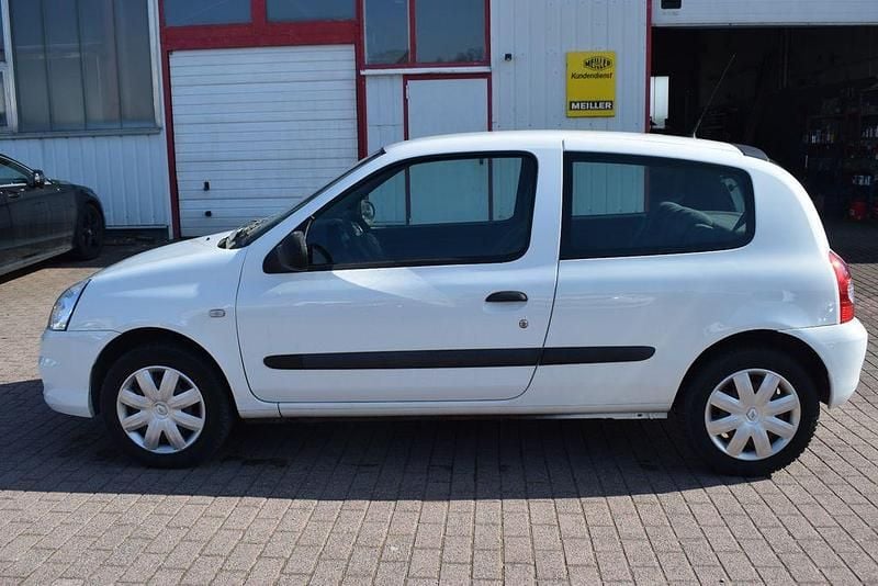 Gebraucht Renault Clio II Authentique 75 PS (55 kW) 2012 Weiß Kleinwagen