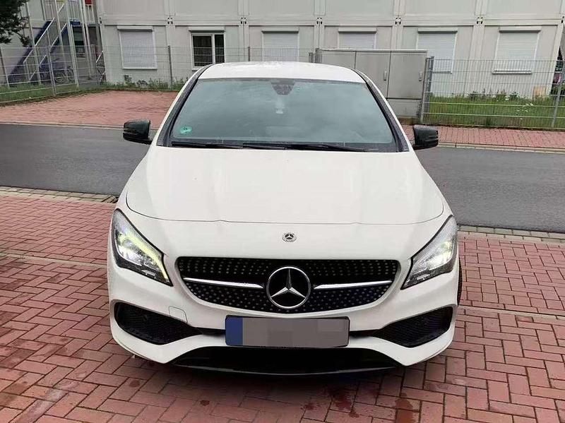 Weiß Gebraucht 2017 Mercedes CLA220 Shooting Brake Kombi | 135.000 € - Bild 1/4