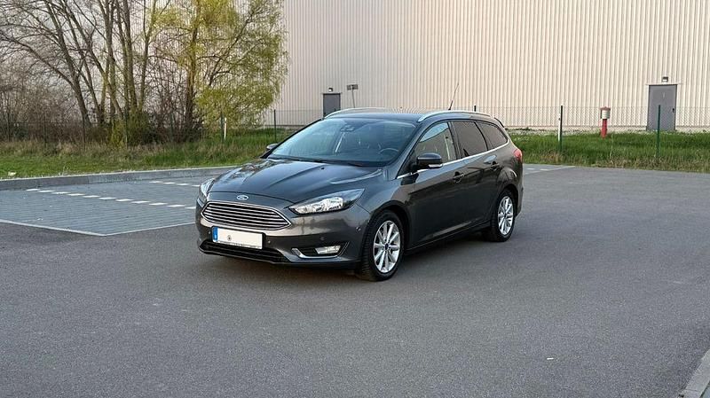 Gebraucht Ford Focus Titanium 120 PS (88 kW) 2015 Grau Limousine