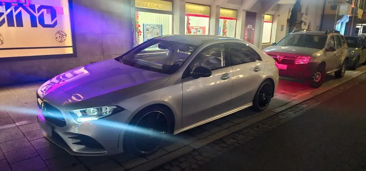 Gebraucht Mercedes A200 AMG line 163 PS (119 kW) 2020 Silber Limousine