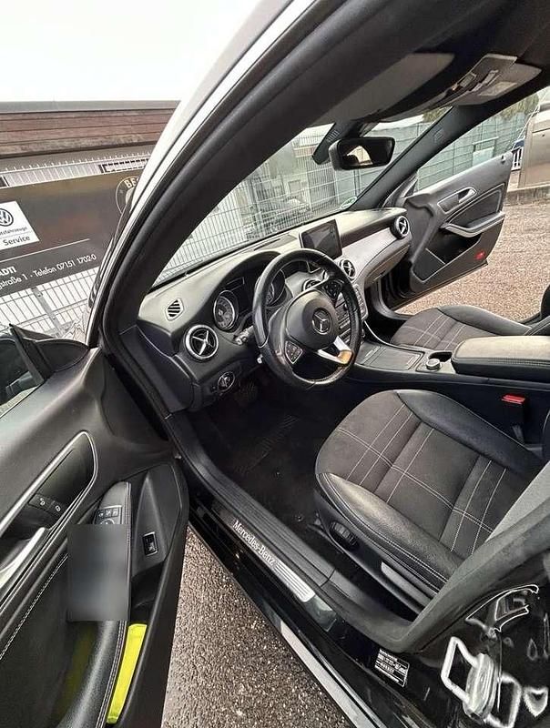 Gebraucht Mercedes CLA180 Shooting Brake 122 PS (89 kW) 2015 Schwarz Kombi