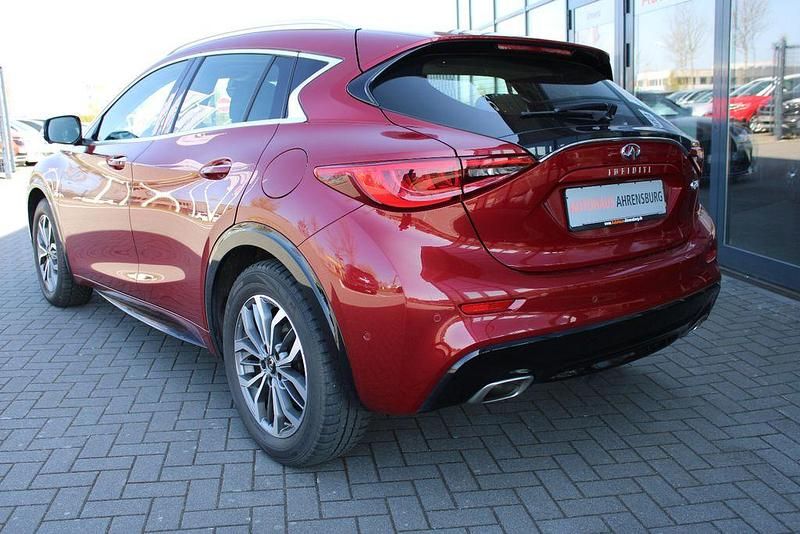Gebraucht Infiniti Q30 Premium 156 PS (114 kW) 2017 Rot Limousine