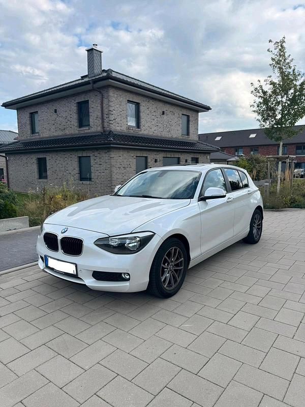Weiß Gebraucht 2014 BMW 116 Comfort Edition Kleinwagen | 10.990 € - Bild 1/4