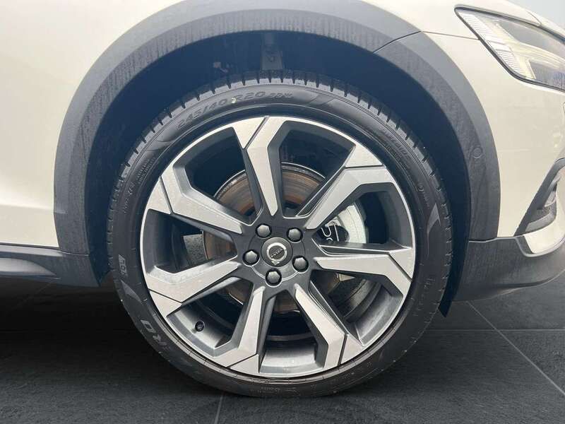Gebraucht Volvo V60 CC Ultimate 197 PS (144 kW) 2024 Crystalwhite pearl Kombi