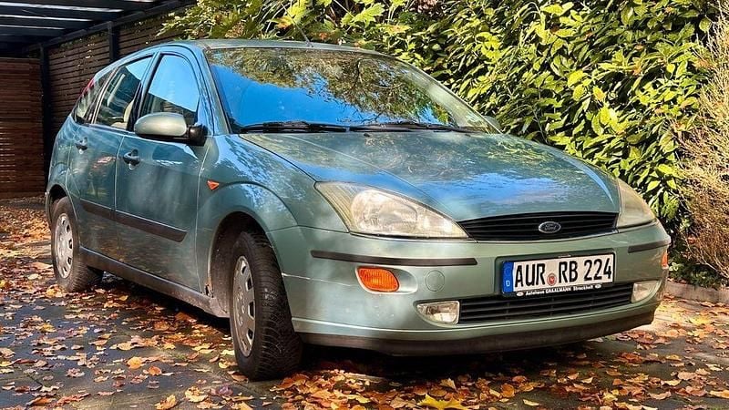 Grün Gebraucht 1999 Ford Focus Ghia Limousine | 650 € (Superpreis) - Bild 1/4