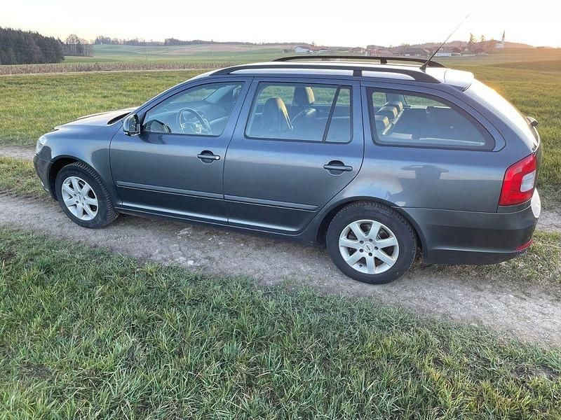 Gebraucht Skoda Octavia Elegance 160 PS (117 kW) 2010 Grau Kombi