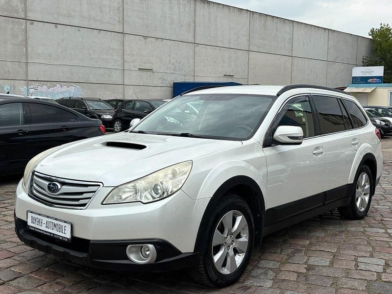 Weiß Gebraucht 2011 Subaru Outback Trend SUV | 1.680 € - Bild 1/4