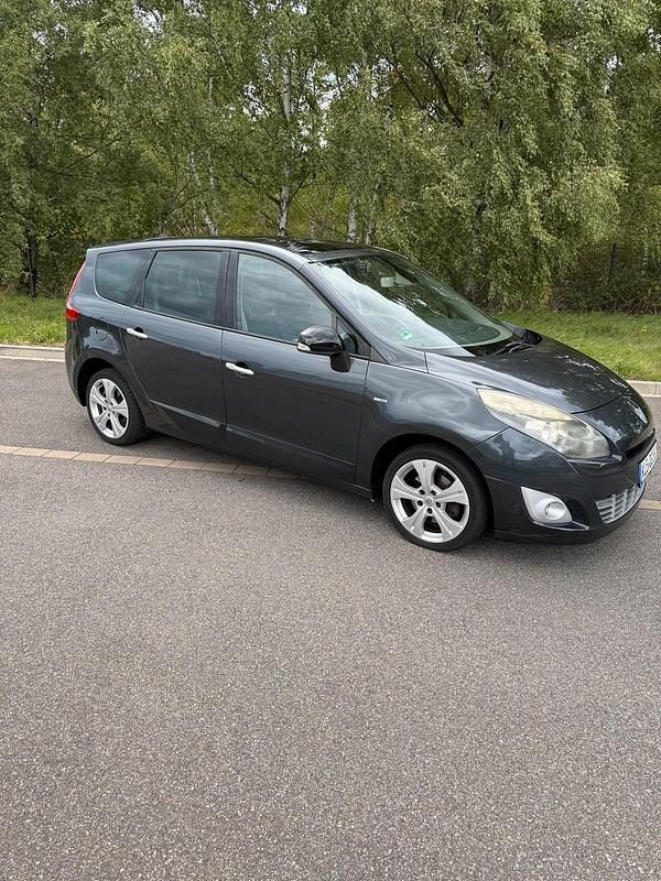 Grau Gebraucht 2011 Renault Grand Scénic III Bose Edition Van / Kleinbus | 2.100 € (Superpreis) - Bild 1/4