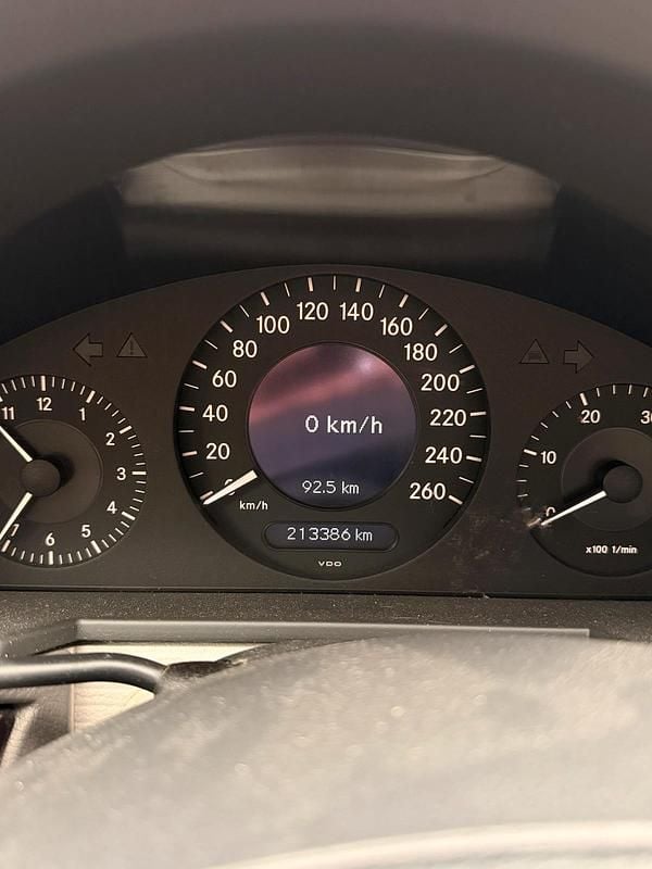 Silber Gebraucht 2003 Mercedes E220 Limousine | 4.500 € (Fairer Preis) - Bild 1/4