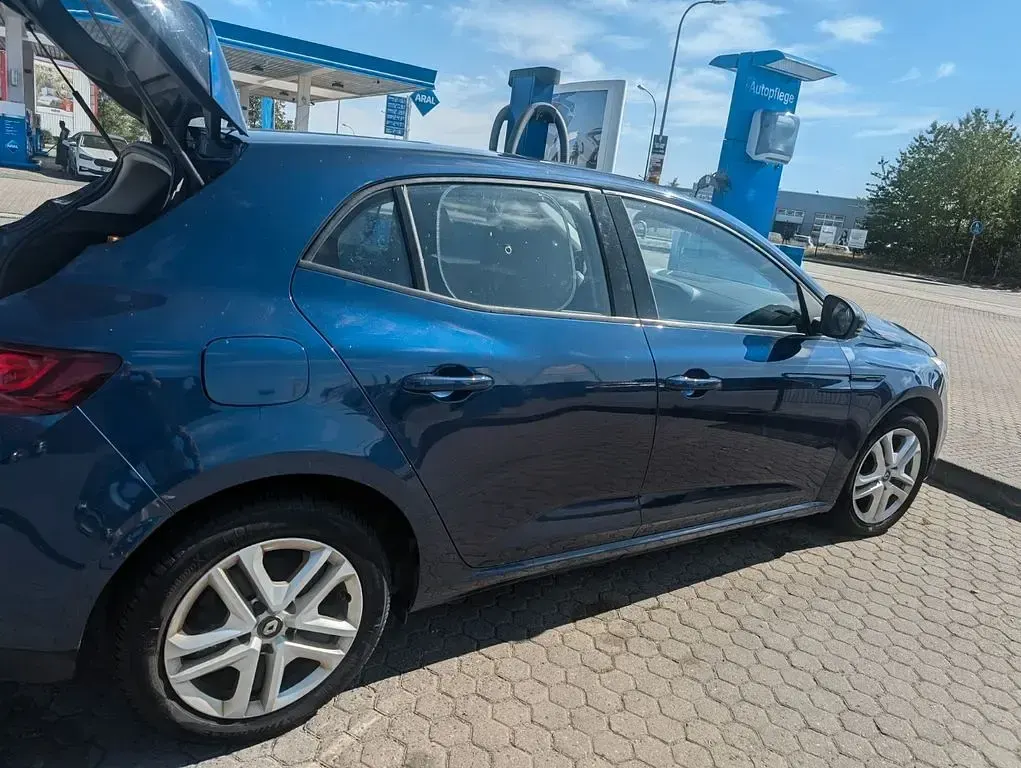 Gebraucht Renault Mégane IV Play 101 PS (74 kW) 2018 Blau Limousine
